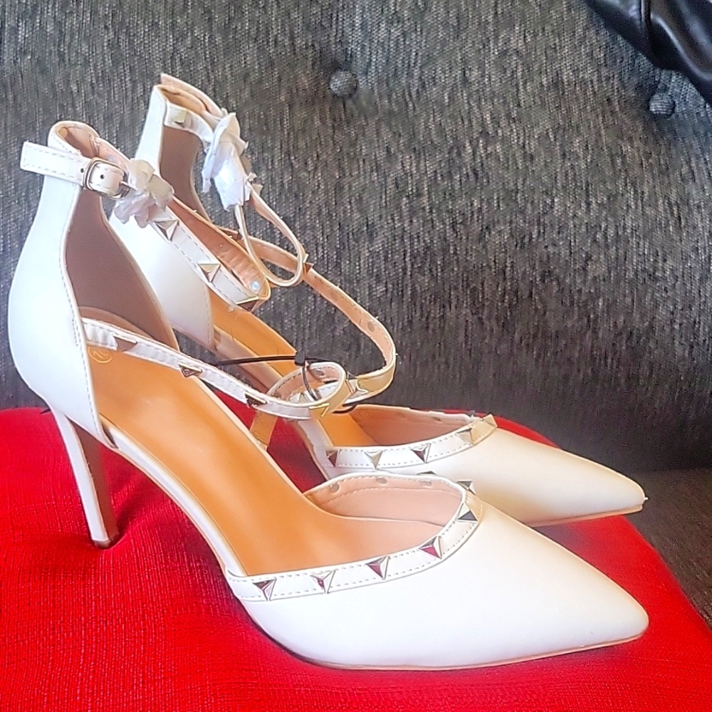 Sexy closed toe heels with spike detail